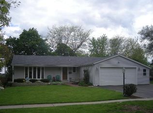 9 W Margaret Ter, Cary, IL 60013
