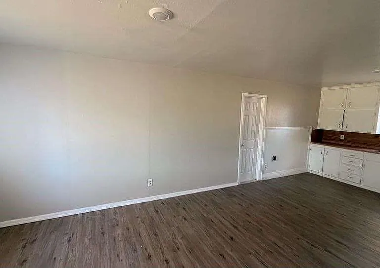2414 Baylor St — Photo 3