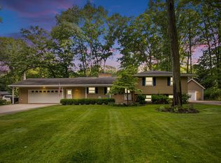 1019 S Baywood Dr, Holland, MI 49424