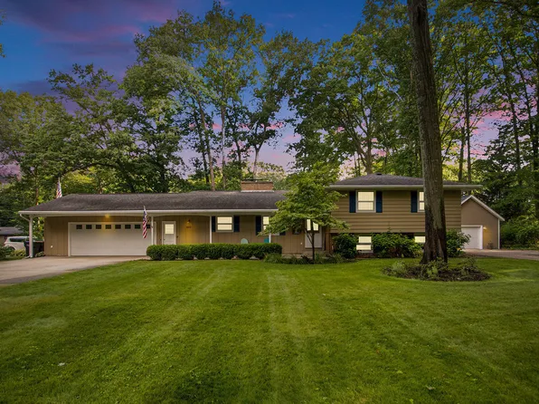 1019 S Baywood Dr, Holland, MI 49424