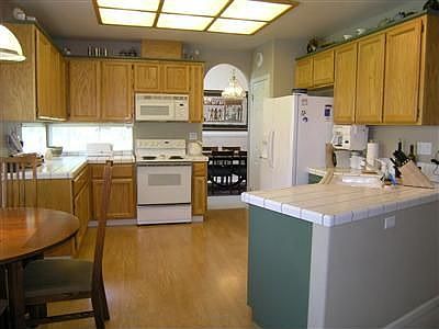 Bright & Sunny Kitchen