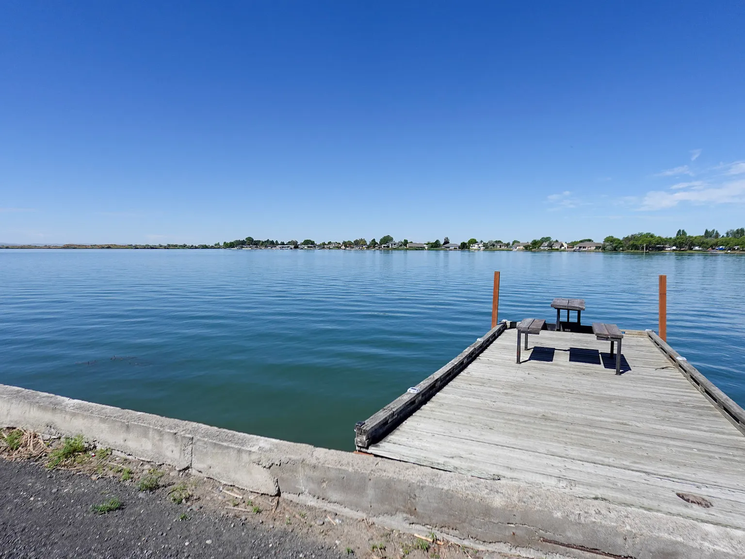Lakeshore Inn Water-Front and Cabins - Studio Double Queen View 203 — Photo 4
