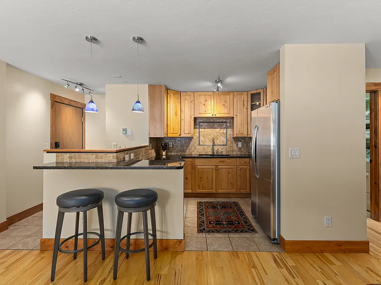 Kitchen | Breakfast Bar for 2