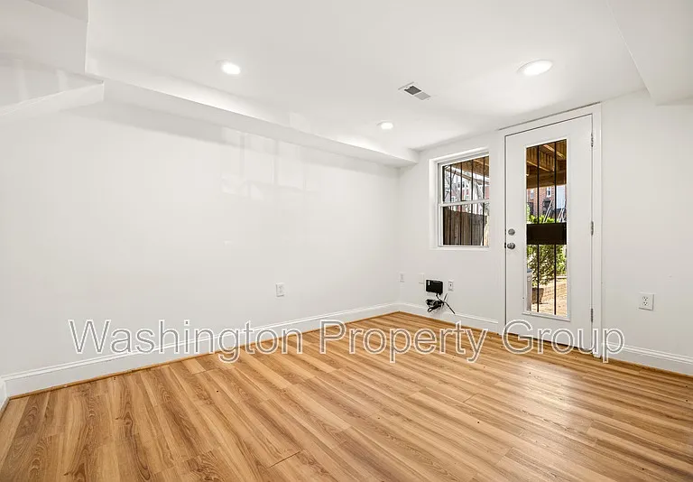 329 18th Pl NE — Photo 24