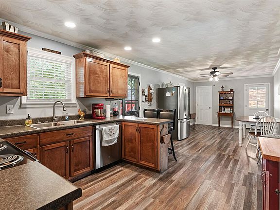 3rd image of 204 Karan Dr