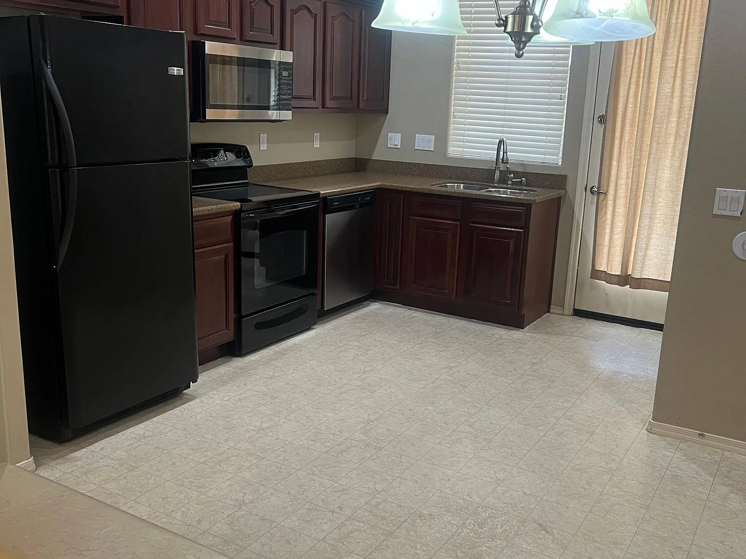 3 bed, 1200 sqft, $1,950 — Photo 3