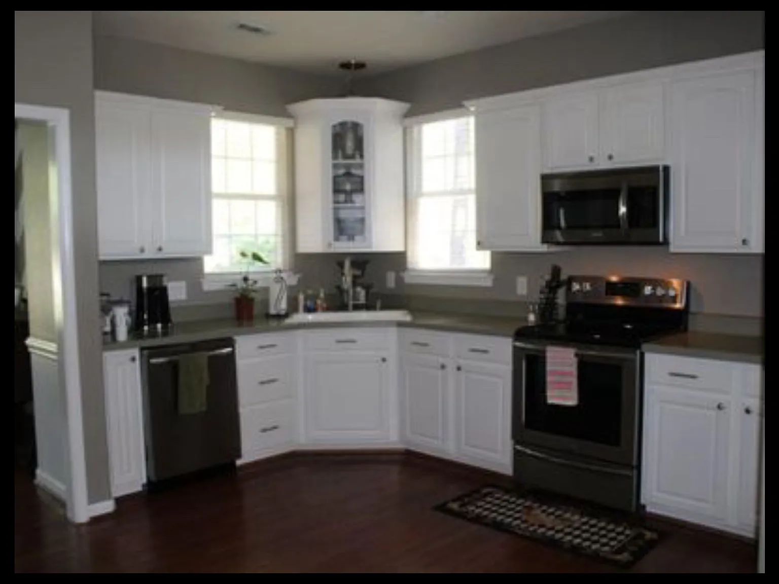 4 bed, 2.5 bath, 2221 sqft, $2,700 — Photo 2