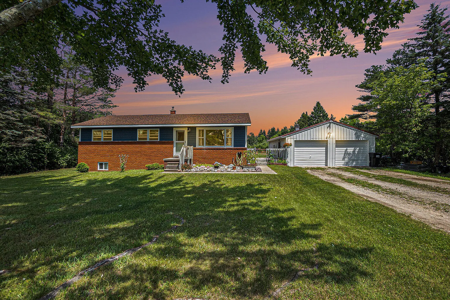 880 W Maple St photo 1