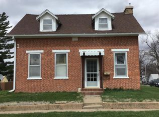 823 E 4th St, Vinton, IA 52349