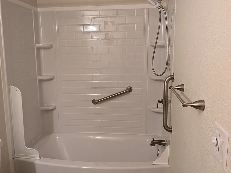 Easily Accessible Tub/Shower