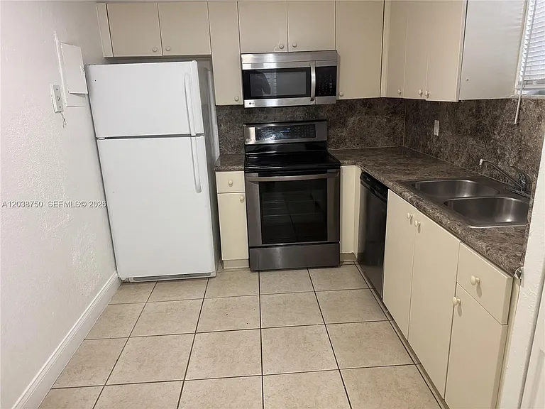 4235 N University Dr #202 — Photo 6