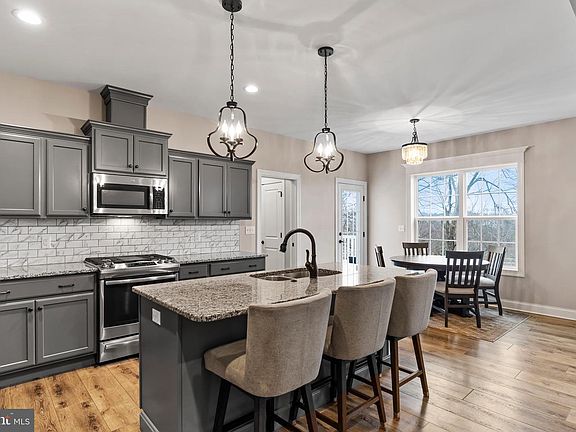 3rd image of 16 Bobolink Ct