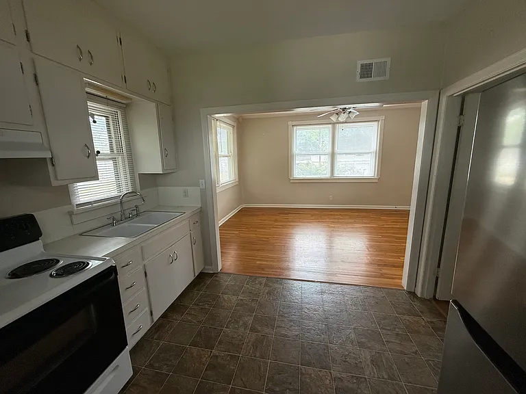 308 Thompson St #D — Photo 5
