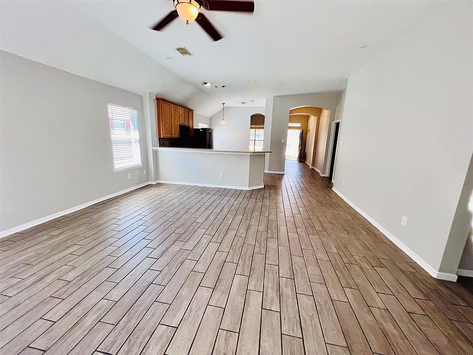 1st image of 381 Livingstone Ln