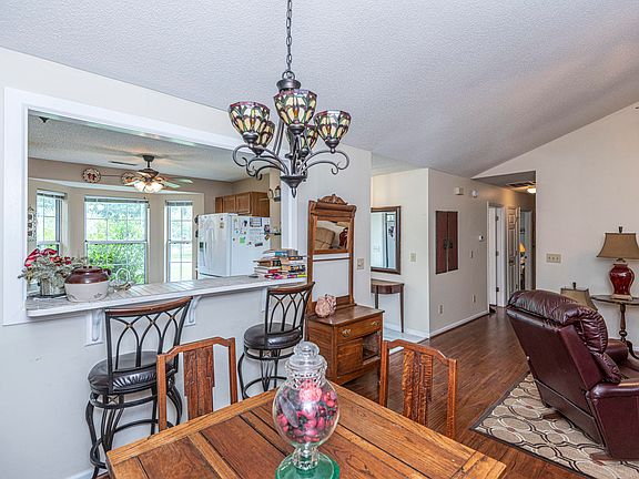 3rd image of 100 Seavington Ct