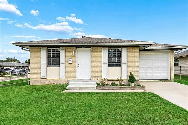 3 bed, 1.0 bath, 1270 sqft, $1,800 — Photo 2