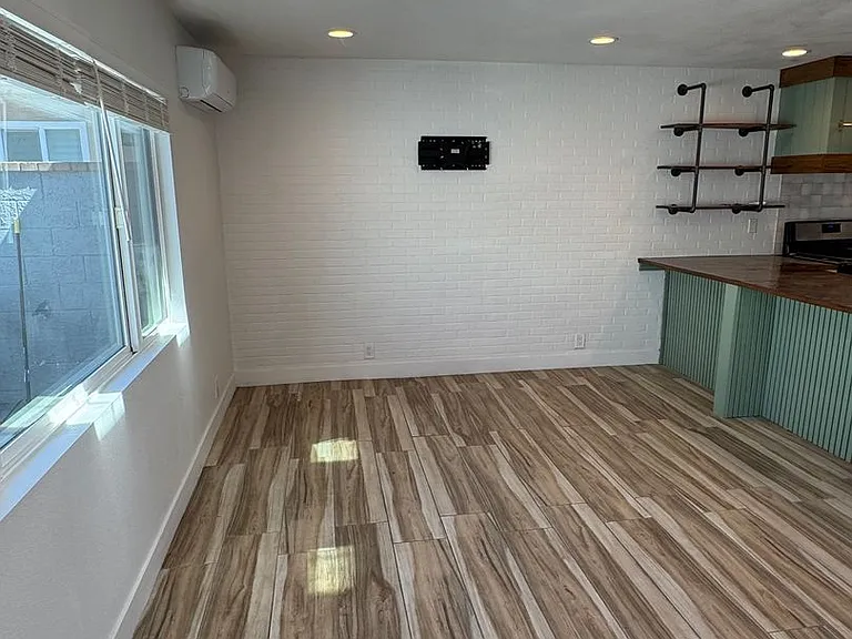!! Move-In Special !! Cozy Carson Back House With Skylights & Washer/Dryer — Photo 3