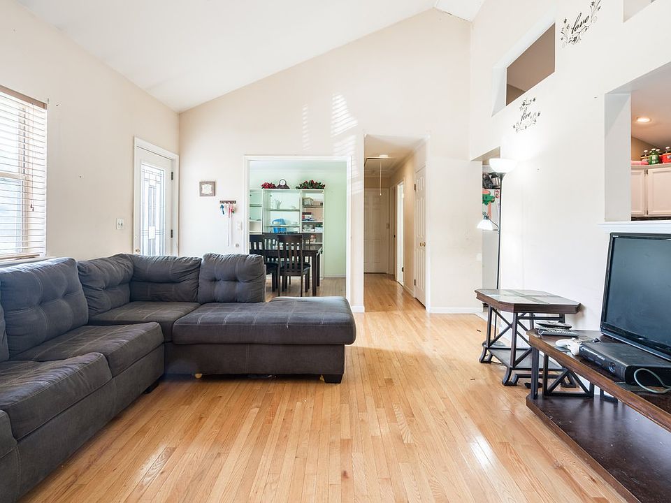 1st image of 17 Harmony Dr