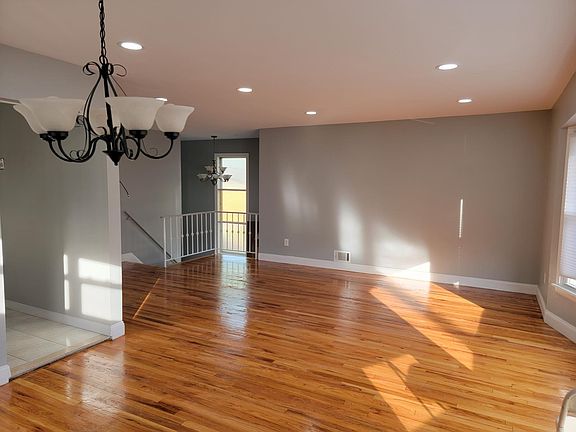4th image of 432 Fanning St