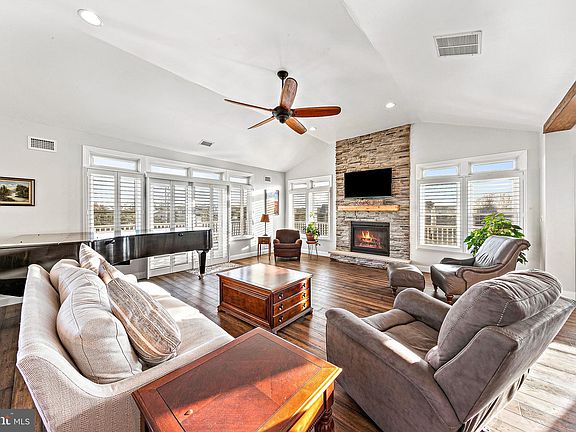 4th image of 1020 Long Beach Blvd #A
