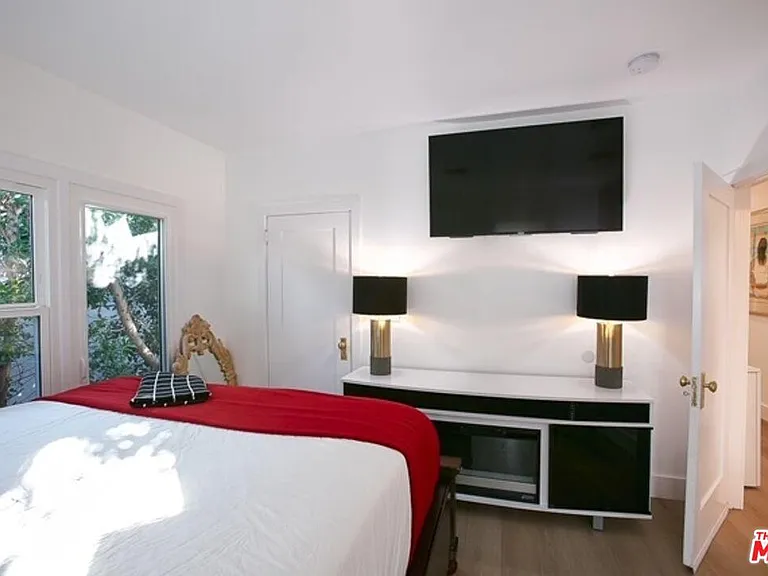 1040 N Crescent Heights Blvd — Photo 9