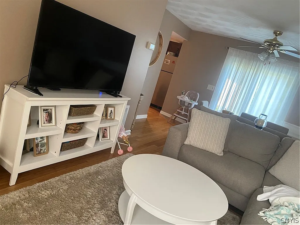 2 bed, 1.5 bath, 1136 sqft, $1,900 — Photo 2