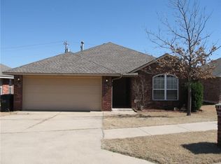4304 Applegate Dr, Moore, OK 73160
