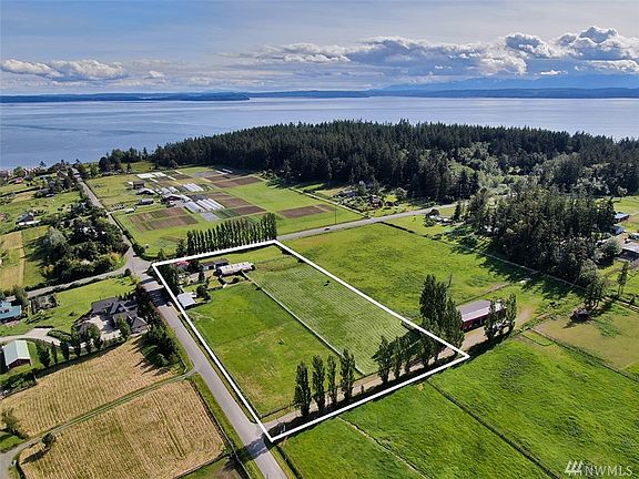 Neighboring Organic Farms and then Mutiny Bay Beach just down the road! Public access!