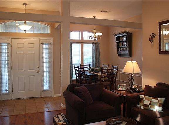 3rd image of 2419 Kingsbury Dr