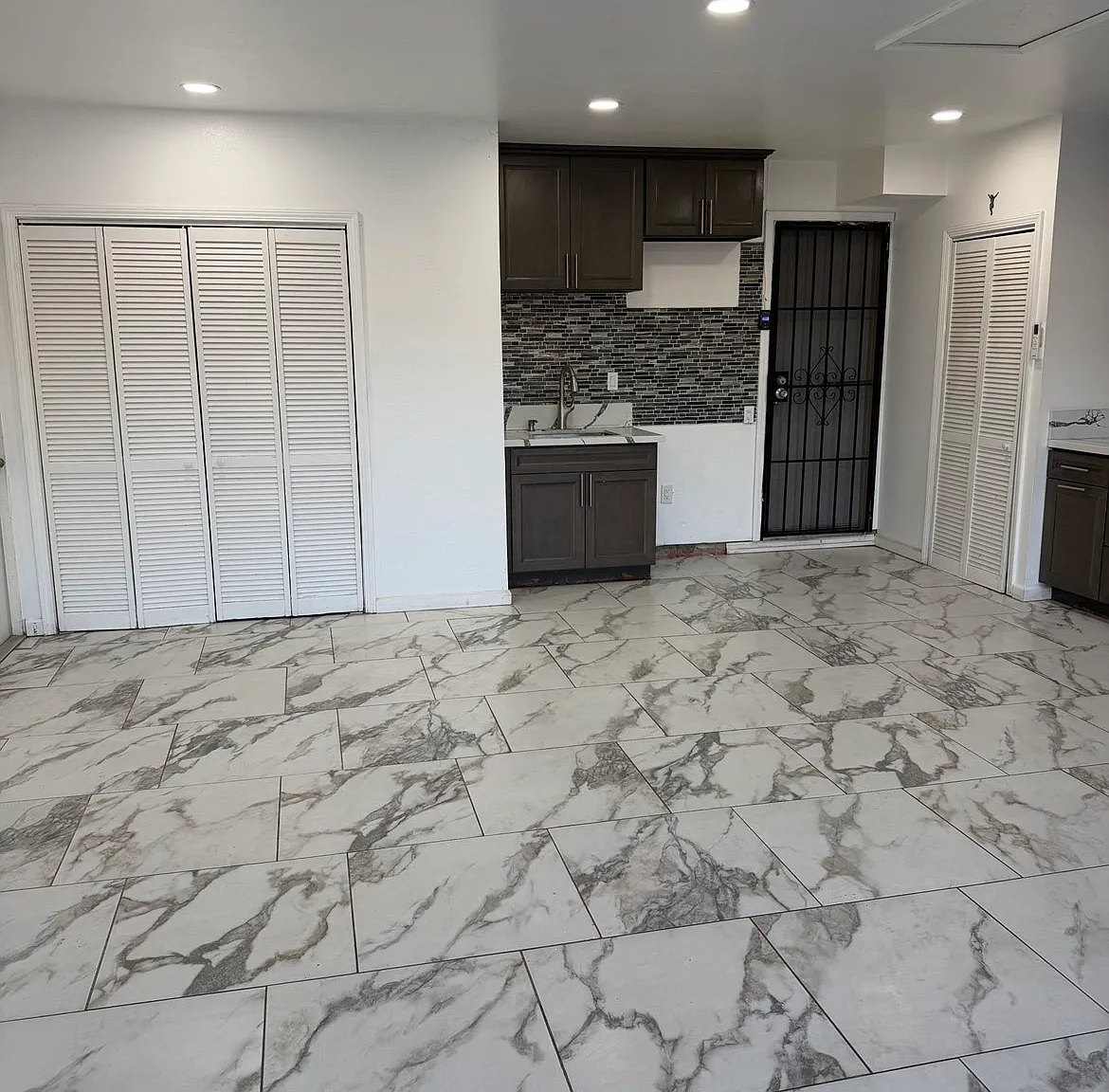 4 bed, 2047 sqft, $4,600 — Photo 2