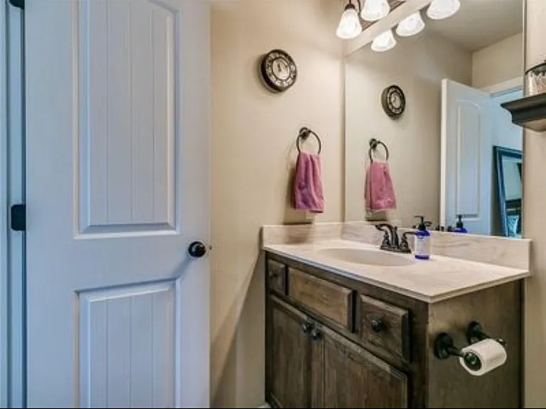 2400 Golden Ln — Photo 25