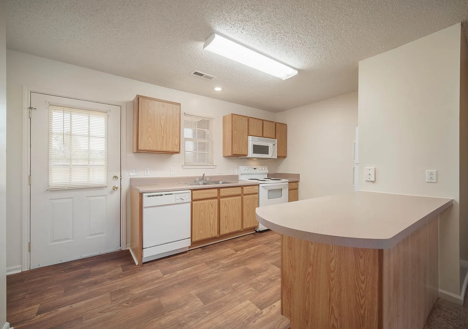 3 minutes from University of Montevallo Villa Style Home Affordable Rent — Photo 1