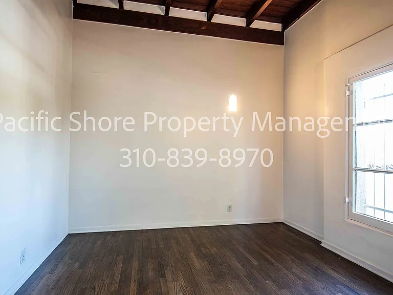 559 Alexandria Apartments — Photo 11