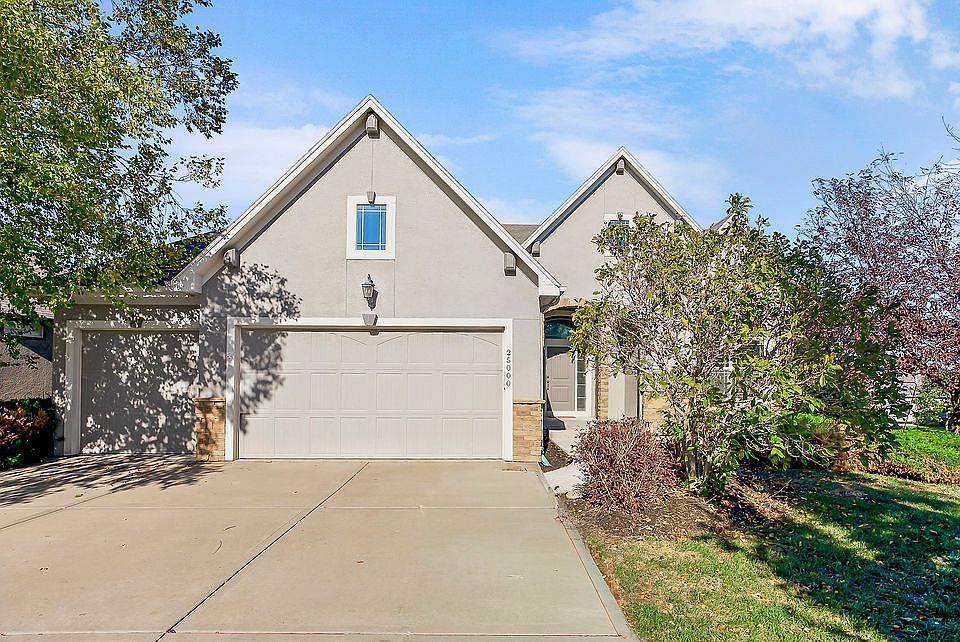 Reverse 1.5 Story 5bd Home Lenexa