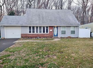 131 Village Ln, Levittown, PA 19054