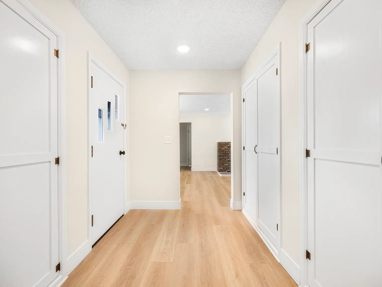 2 bed, 900 sqft, $2,400 — Photo 3