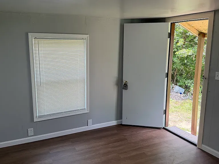 1304 E Clay St — Photo 11