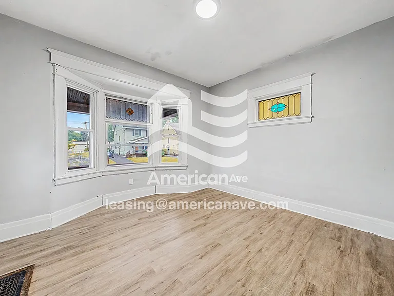 985410_003_living_room_3.jpg