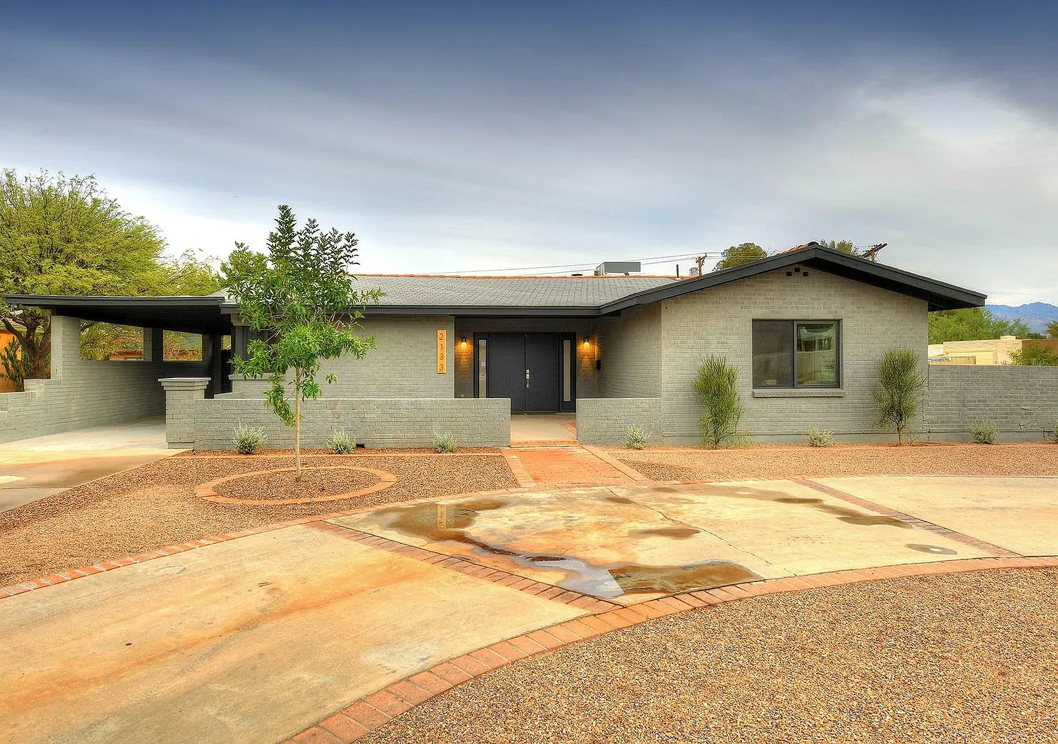 Pre Lease August 2025 Gorgeous Total Remodel in Central Tucson, A/C, Pool, 5 minutes from UofA, N... — Photo 1