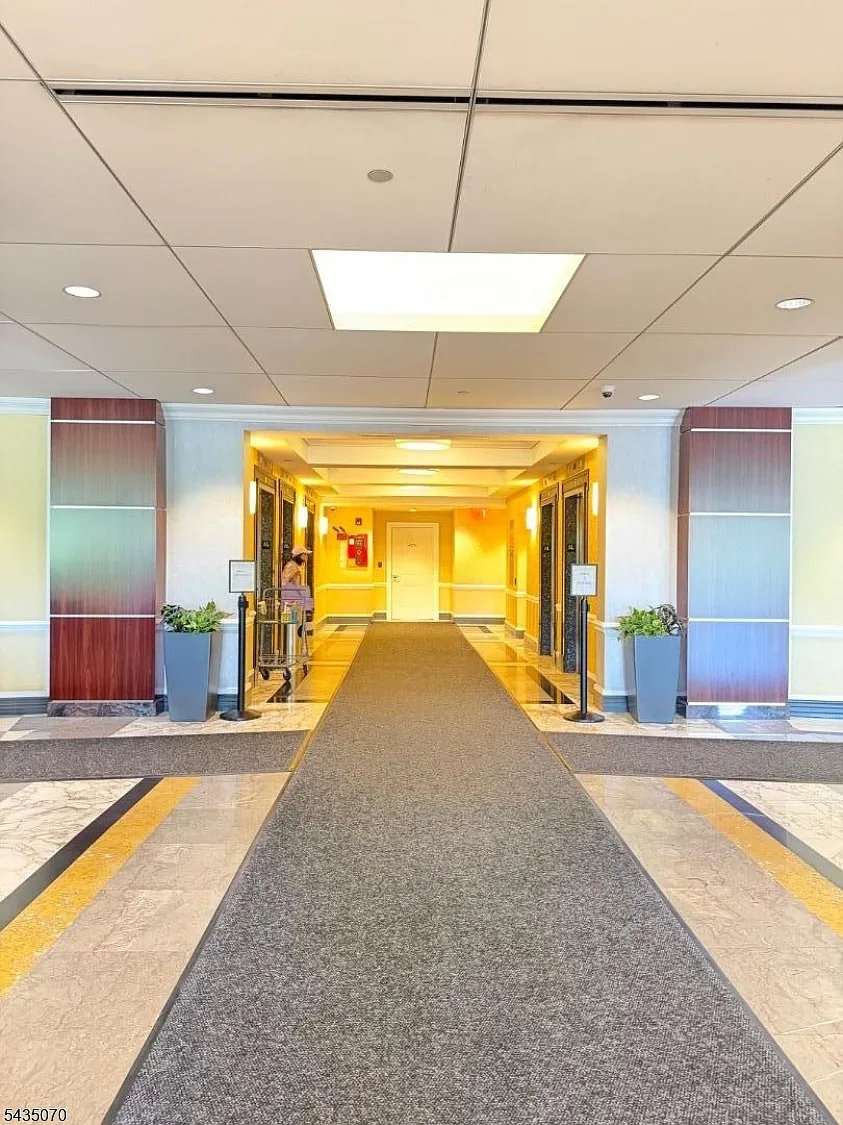 1 bed, 1.0 bath, $2,350 — Photo 1