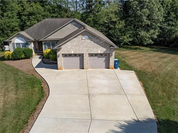 2195 Hounds Way, Hickory, NC 28601