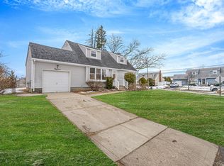 18 Oakdale Place, Massapequa Park, NY 11762