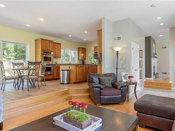 5th image of 282 Church Pond Dr