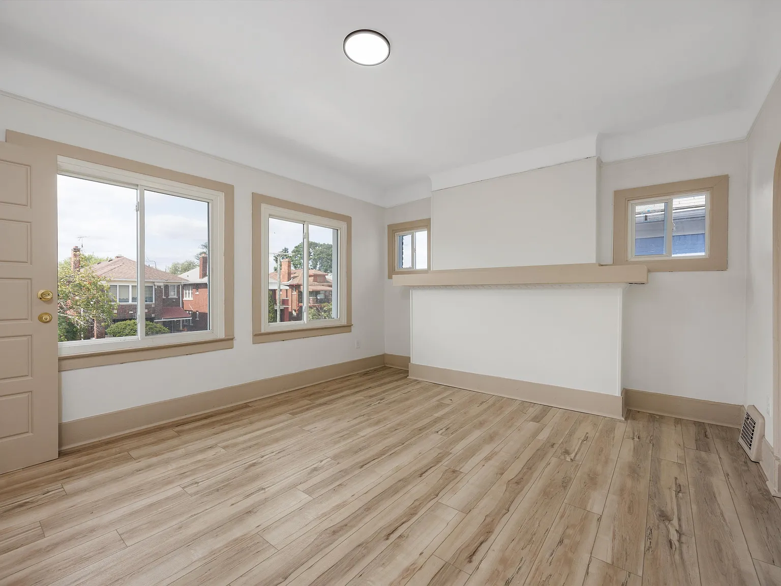 3 bed, $1,300 — Photo 4