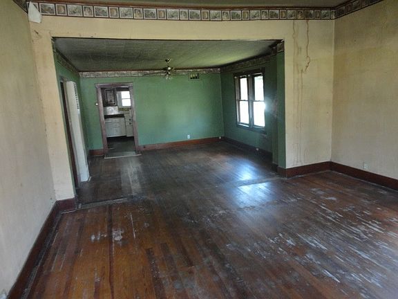 3rd image of 421 W Franklin St