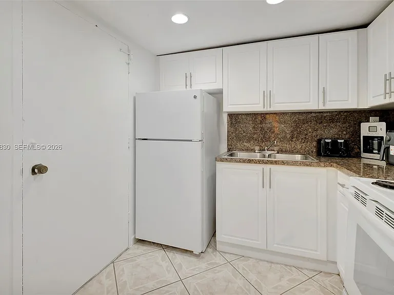 5401 Collins Ave #1126 — Photo 36
