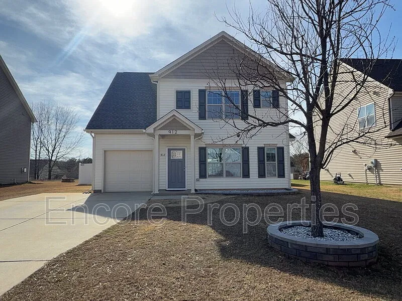 Photo 1 of 18 - 912 Custom Oak Ln - Fuquay Varina, NC Primary Photo - 912 Custom Oak Ln