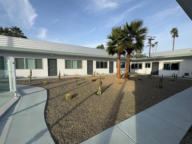 700 N Riverside Dr #4 — Photo 13