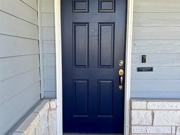 2nd image of 121 English Oak St