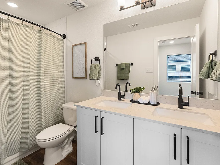 4A | 4 Bed / 2.5 Bath - Guest Bathroom